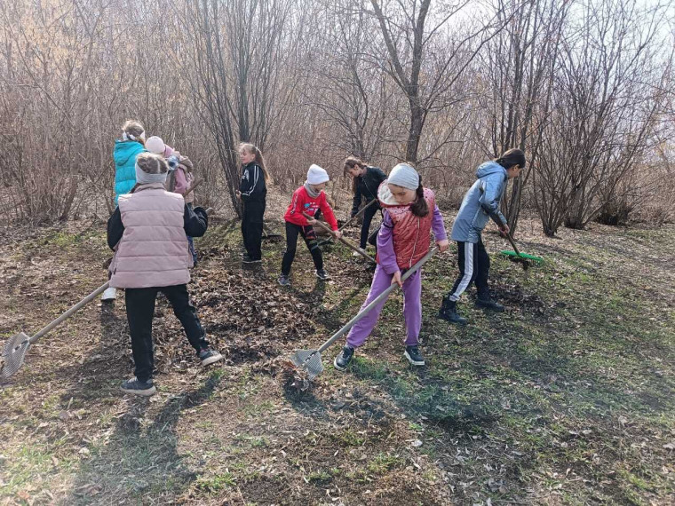 Субботник в школе.